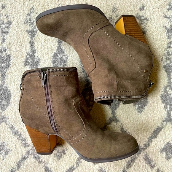 Crown Vintage Shoes - Lowered! 💥 Women’s Crown Vintage Taupe Booties